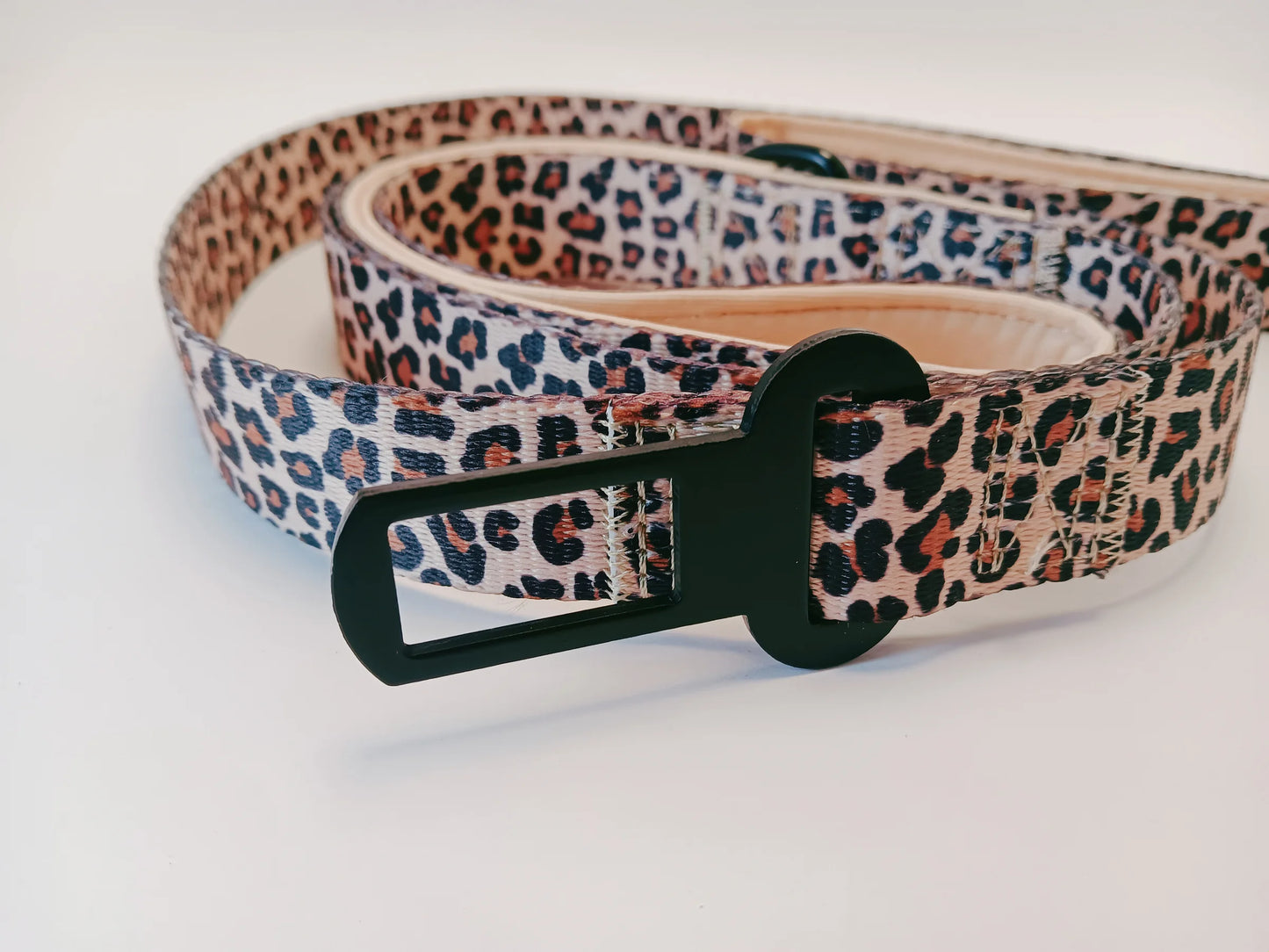 Lead with Seatbelt buckle - Leopard