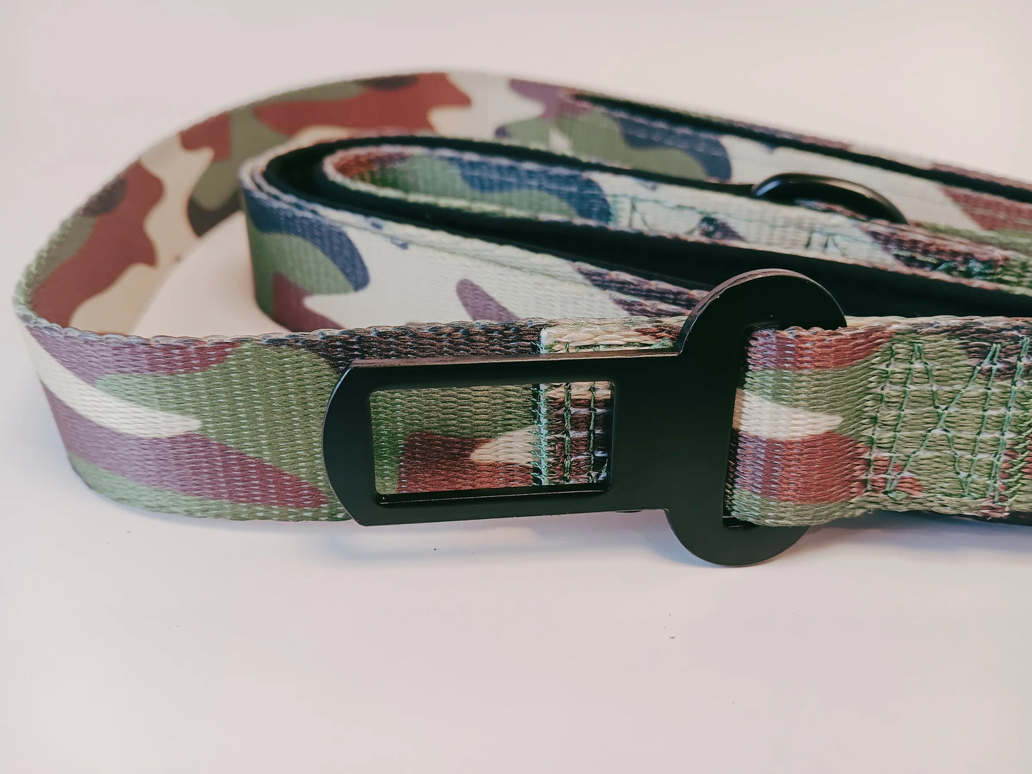 Lead with Seatbelt buckle - Camo